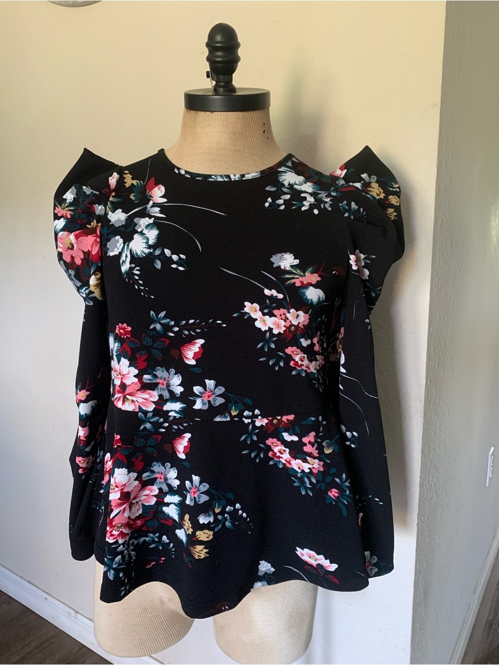 emery rose Floral Puff-Sleeve Peplum Top - Black with Pink Floral
